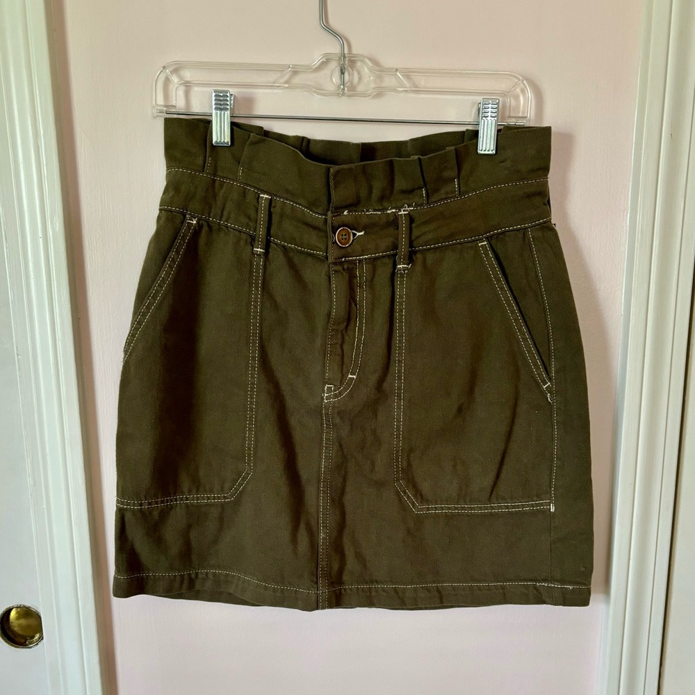 Army green cotton high-waisted Y2k short skirt by Free People, size 8.